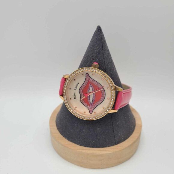 Betsey Johnson Mother of Pearl Lips watch with Pink Leather Band NWOT! WORKS! - Picture 4 of 9